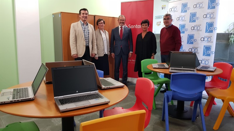 donacion-equipos-informaticos-banco-santander-3